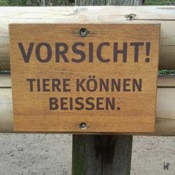 Schild mit Aufschrift "Vorsicht! Tiere können beissen"