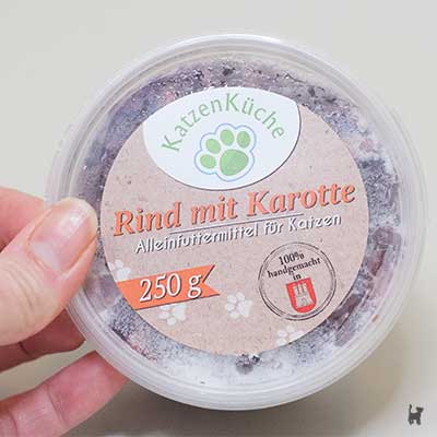 Beschrifteter Deckel der Katzenküche Fertigbarf-Becher