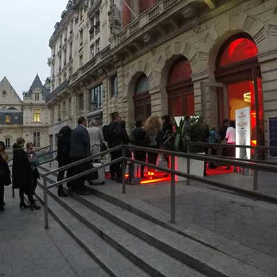 Warteschlange vor Gebäude