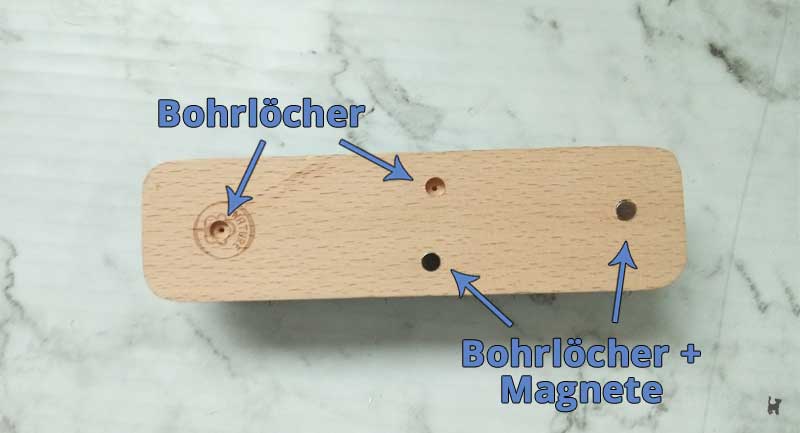 Rückseite Schuhputzbürste mit Bohrlöchern und Magneten