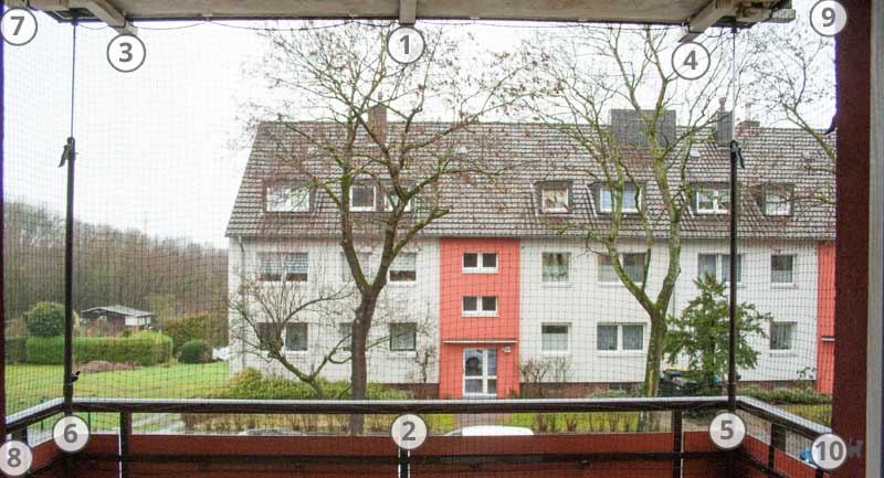 Mit Katzennetz abgesicherter Balkon