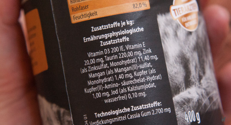 Angabe der Zusätze für Nährstoffe auf einer Dose Katzenfutter