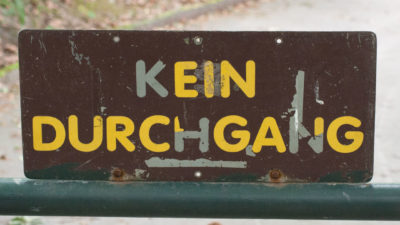 Verrostetes Schild mit Aufschrift "Kein Durchgang"