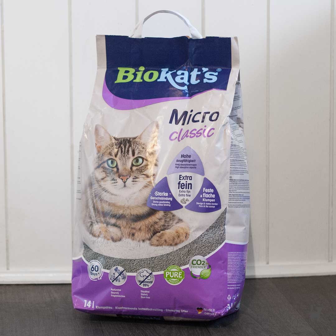 Papiersack mit Biokats Micro Classic Katzenstreu