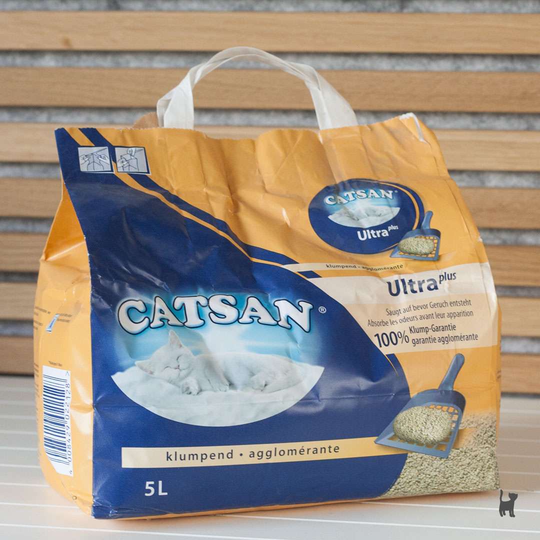 Catsan ultra plus Katzenstreu Papier-Verpackung auf weißem Untergrund