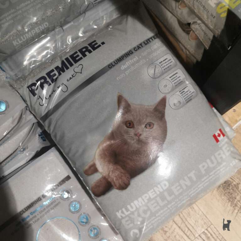 Ein Plastiksack mit Premiere Excellent Pure Katzenstreu auf einer Verkaufspalette